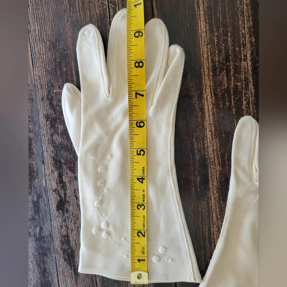 vintage 1940s cream embroidered gloves